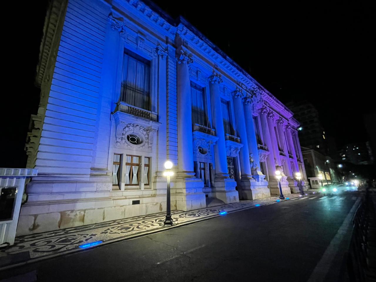 Palácio Piratini fica iluminado de azul como homenagem ao Dia do Profissional de Administração